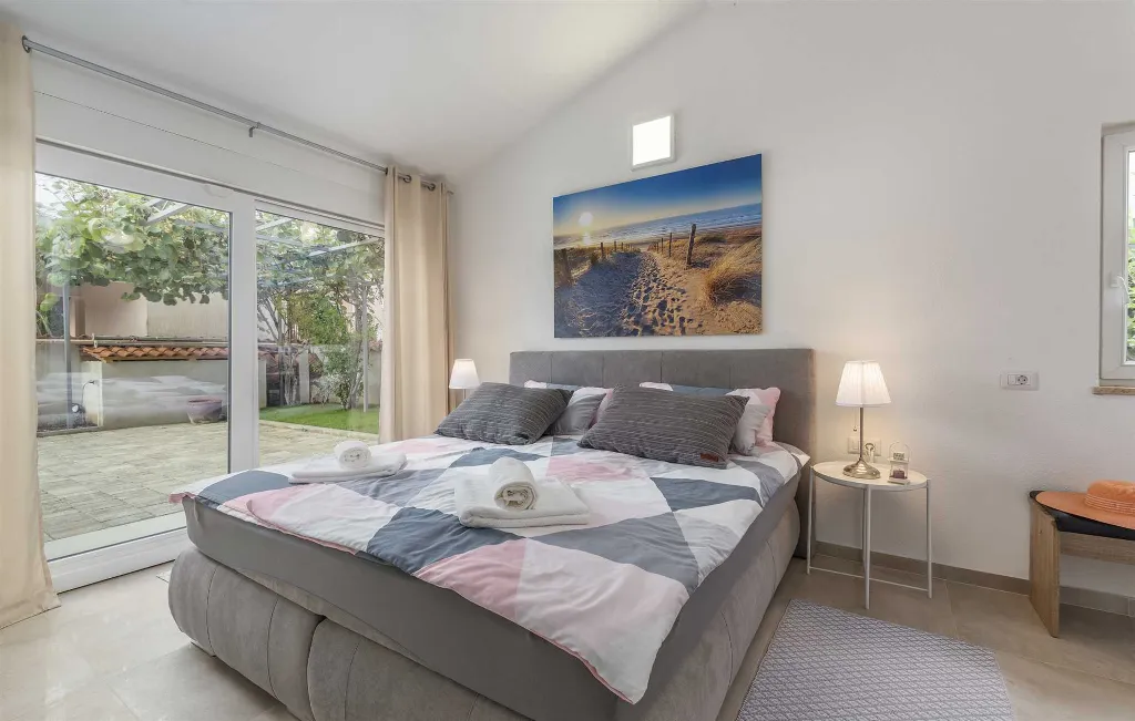 3-Bedroom Villa in Žbandaj for Up to 7 Guests