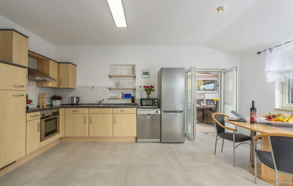3-Bedroom Villa in Žbandaj for Up to 7 Guests