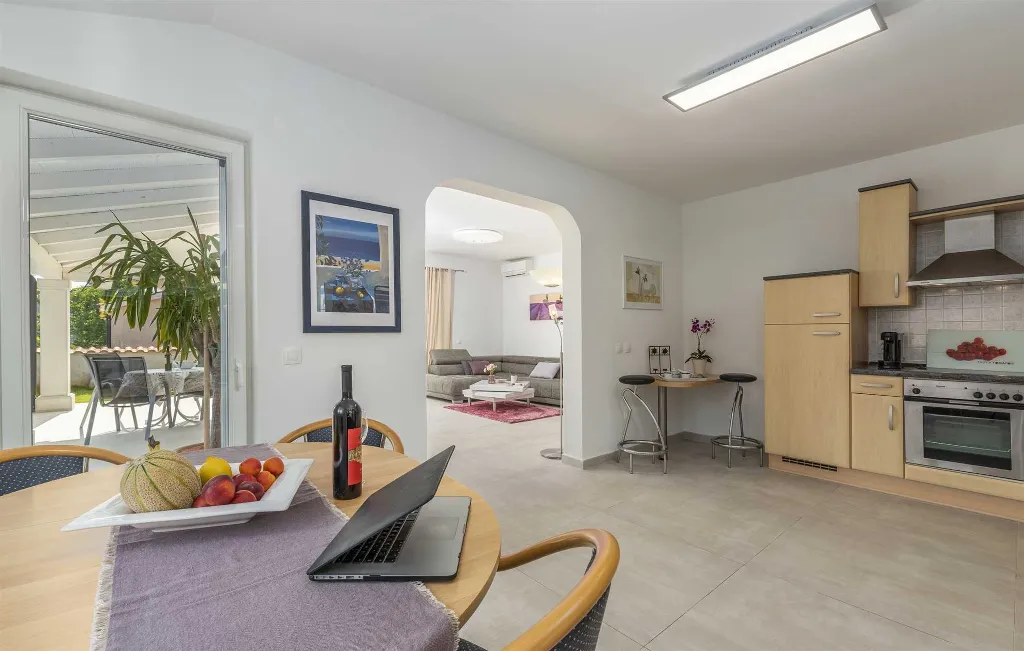 3-Bedroom Villa in Žbandaj for Up to 7 Guests