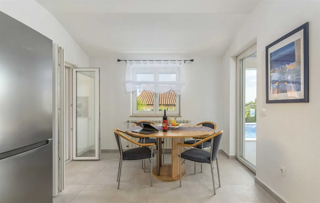 3-Bedroom Villa in Žbandaj for Up to 7 Guests
