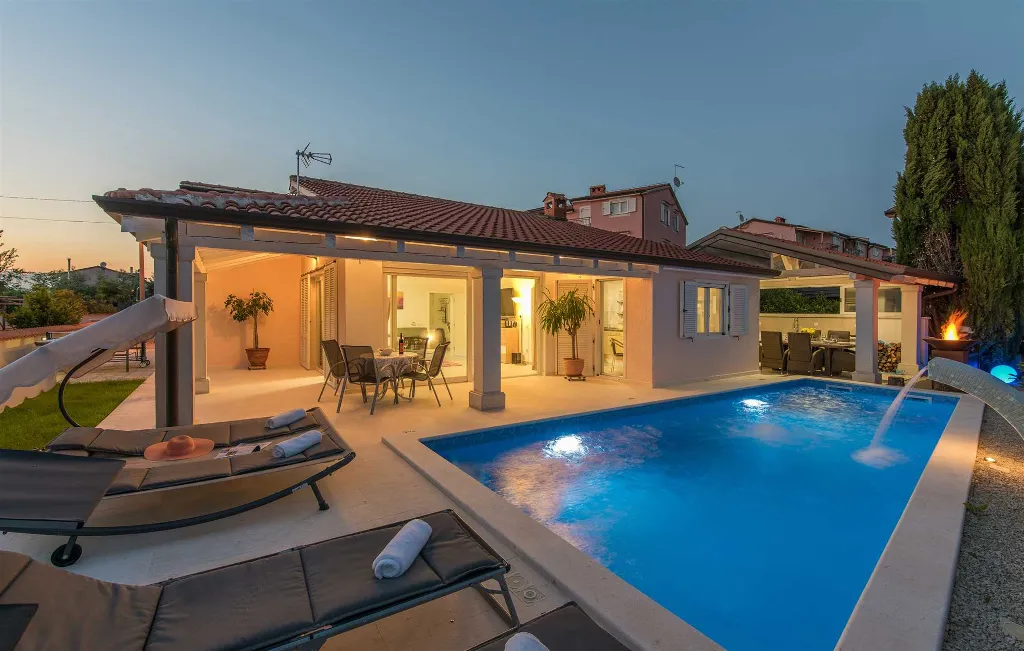3-Bedroom Villa in Žbandaj for Up to 7 Guests