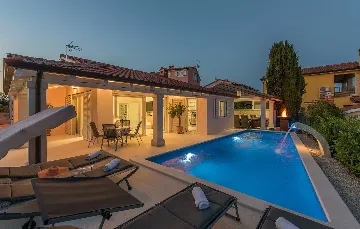 3-Bedroom Villa in Žbandaj for Up to 7 Guests