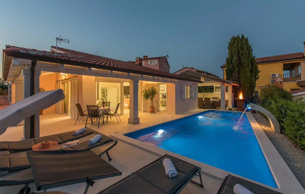 3-Bedroom Villa in Žbandaj for Up to 7 Guests