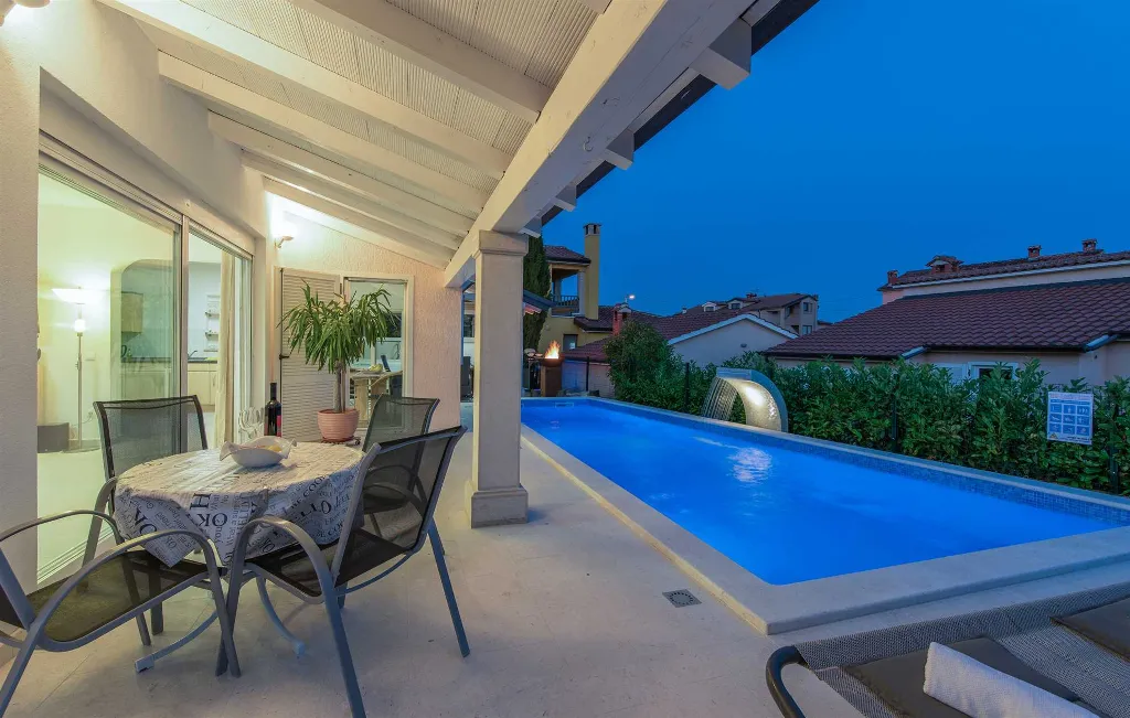3-Bedroom Villa in Žbandaj for Up to 7 Guests