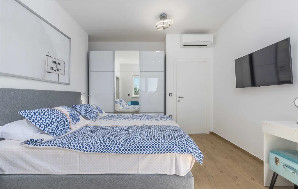 Semi-Detached Villa for 8 Guests in Pula