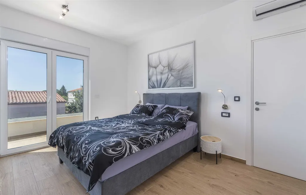 Semi-Detached Villa for 8 Guests in Pula