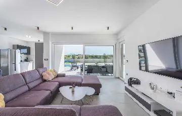 Semi-Detached Villa for 8 Guests in Pula