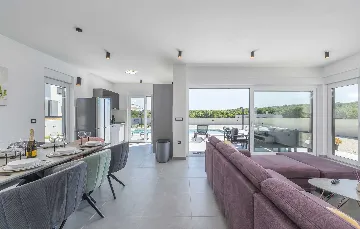 Semi-Detached Villa for 8 Guests in Pula