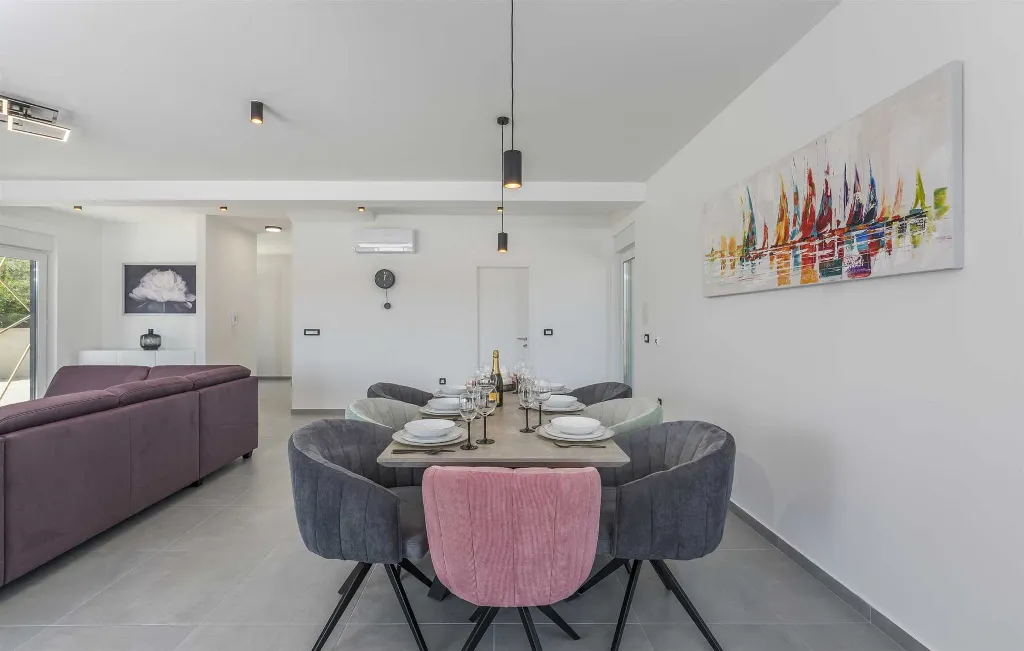 Semi-Detached Villa for 8 Guests in Pula