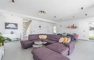 Semi-Detached Villa for 8 Guests in Pula