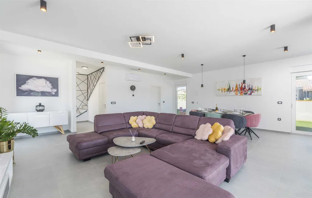 Semi-Detached Villa for 8 Guests in Pula