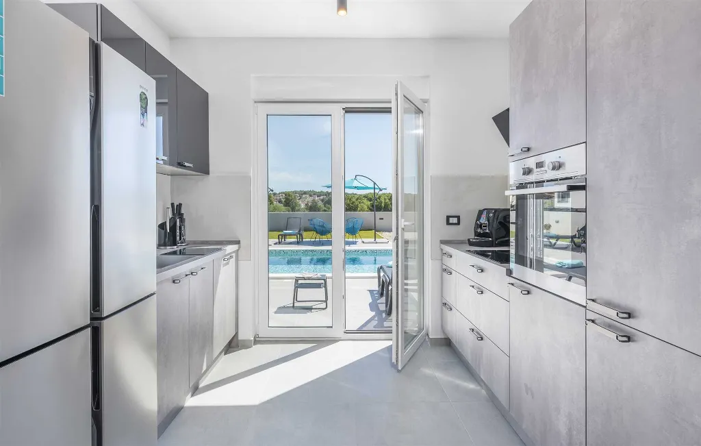 Semi-Detached Villa for 8 Guests in Pula