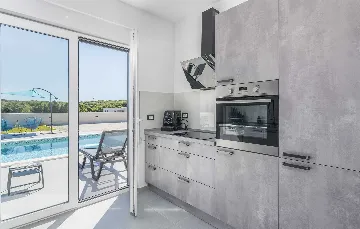 Semi-Detached Villa for 8 Guests in Pula