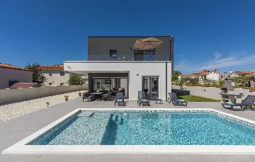 Semi-Detached Villa for 8 Guests in Pula