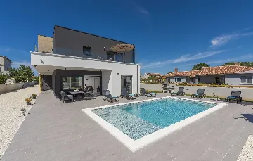 Semi-Detached Villa for 8 Guests in Pula