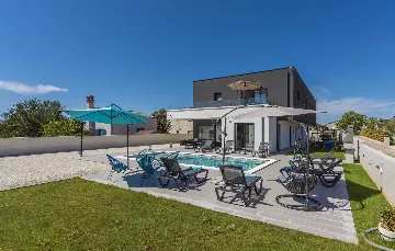 Semi-Detached Villa for 8 Guests in Pula