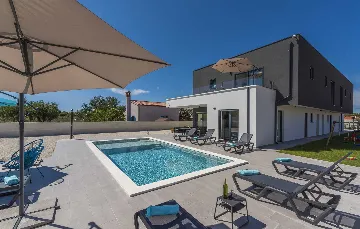 Semi-Detached Villa for 8 Guests in Pula
