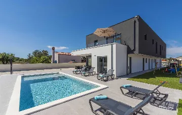 Semi-Detached Villa for 8 Guests in Pula