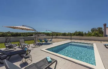 Semi-Detached Villa for 8 Guests in Pula