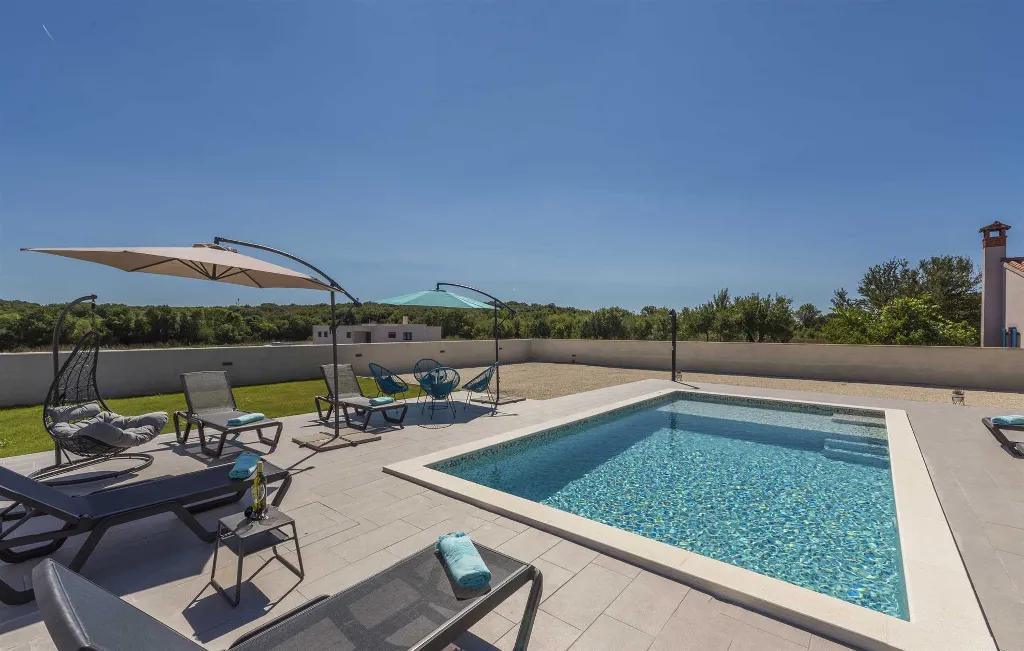 Semi-Detached Villa for 8 Guests in Pula