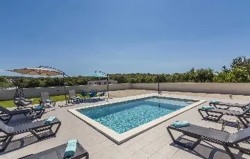 Semi-Detached Villa for 8 Guests in Pula