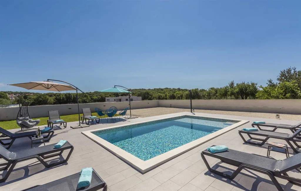 Semi-Detached Villa for 8 Guests in Pula