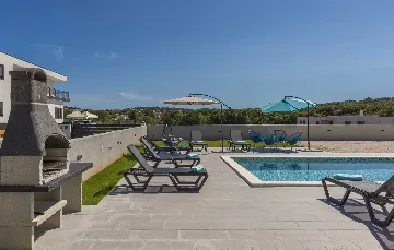 Semi-Detached Villa for 8 Guests in Pula