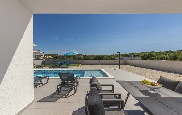 Semi-Detached Villa for 8 Guests in Pula