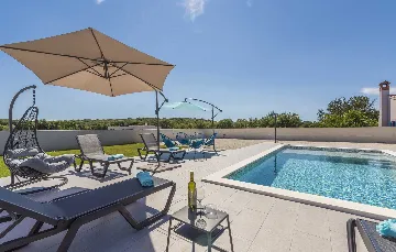 Semi-Detached Villa for 8 Guests in Pula