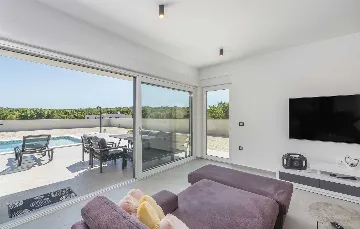 Semi-Detached Villa for 8 Guests in Pula