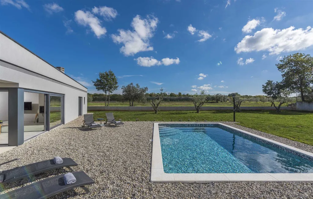 Modern Villa with Private Pool in Peroj