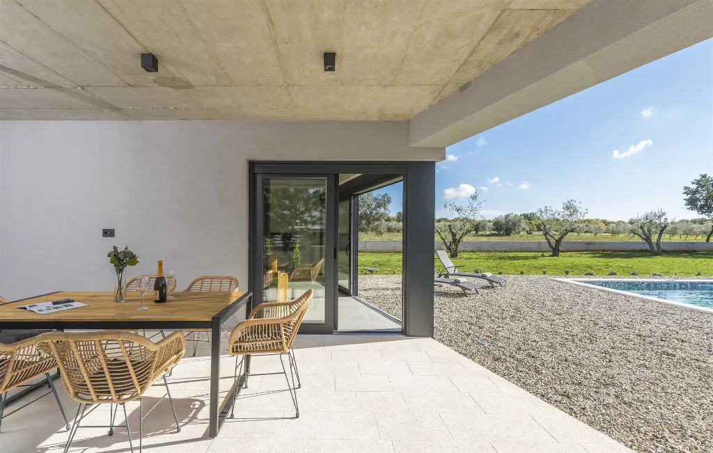 Modern Villa with Private Pool in Peroj