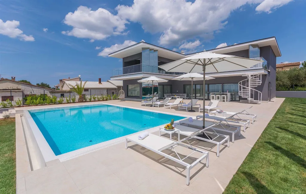 Kaštelir Villa for Up to 10 Guests