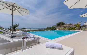 Kaštelir Villa for Up to 10 Guests