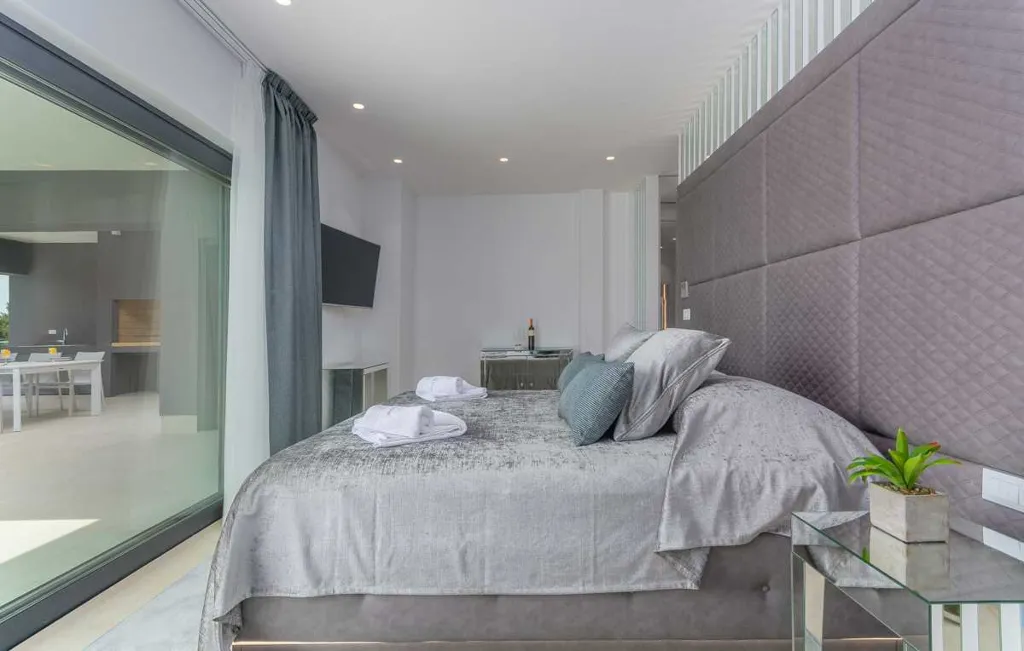 Kaštelir Villa for Up to 10 Guests