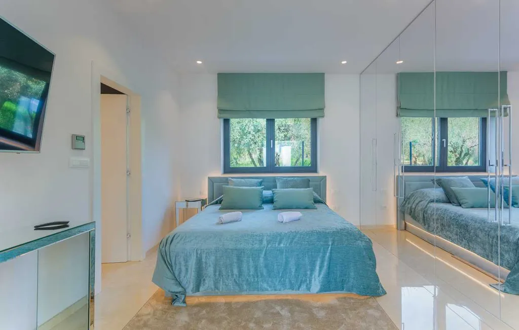 Kaštelir Villa for Up to 10 Guests