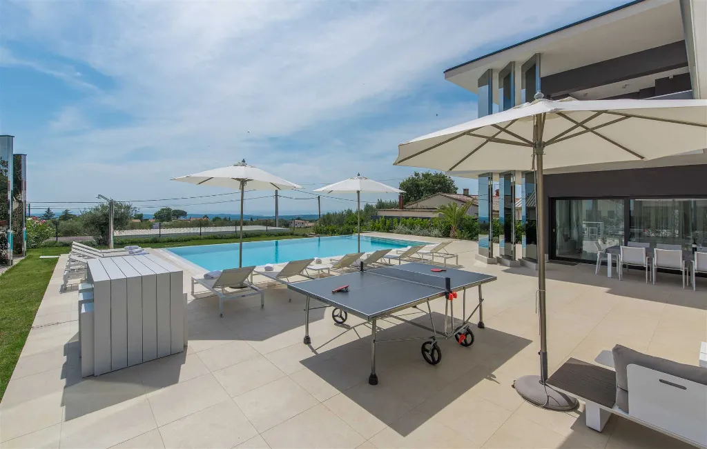 Kaštelir Villa for Up to 10 Guests