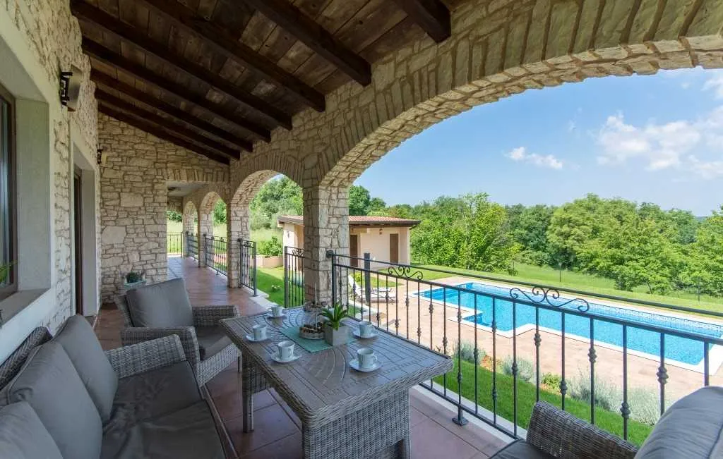 Baderna Villa with Private Pool for Up to 8