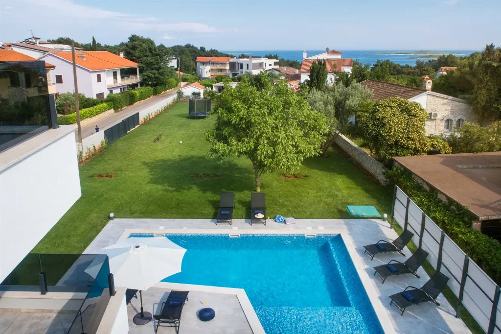 4-Bedroom Villa with Pool and Sea View in Premantura