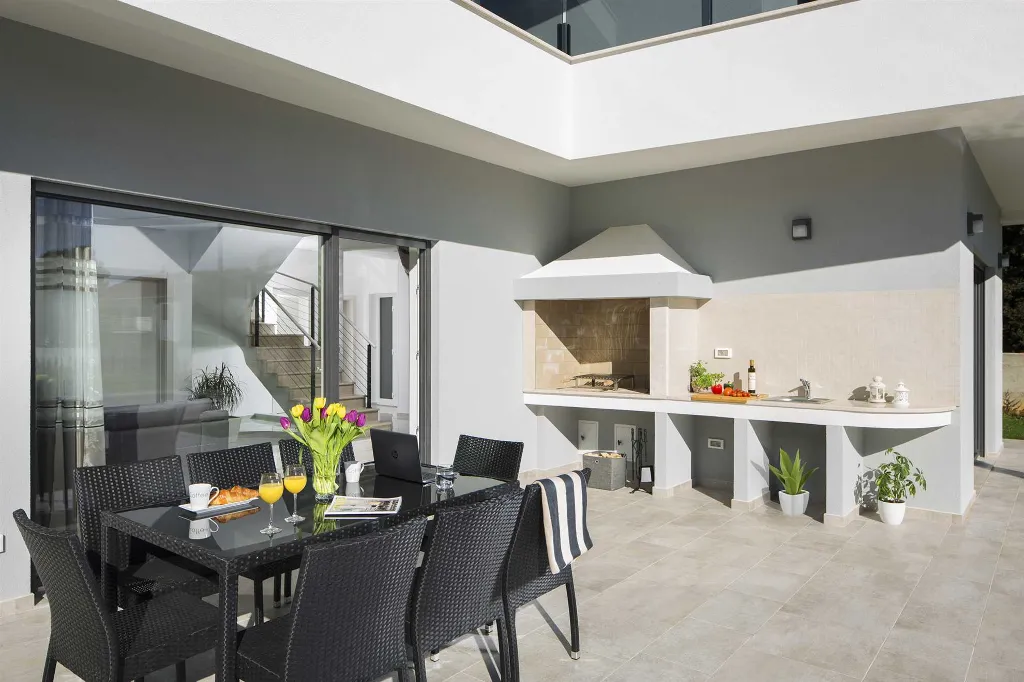 4-Bedroom Villa with Pool and Sea View in Premantura