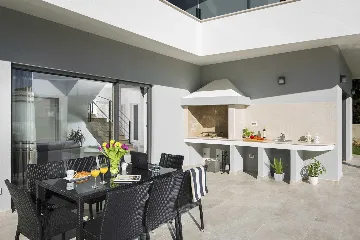 4-Bedroom Villa with Pool and Sea View in Premantura