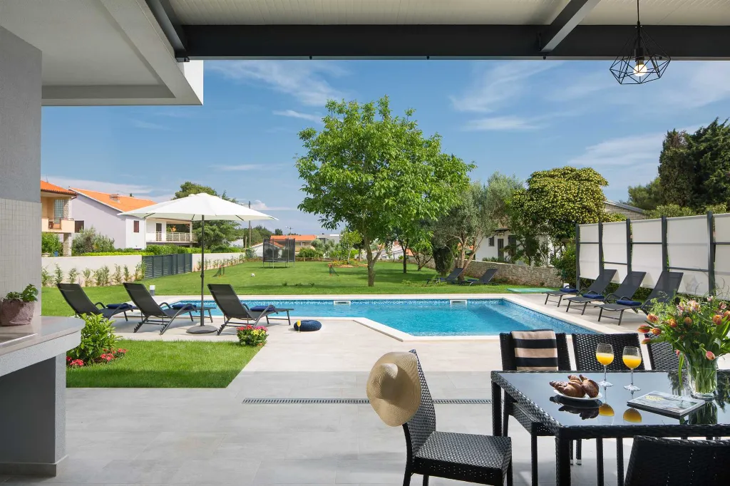 4-Bedroom Villa with Pool and Sea View in Premantura
