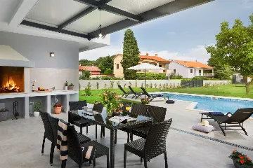 4-Bedroom Villa with Pool and Sea View in Premantura