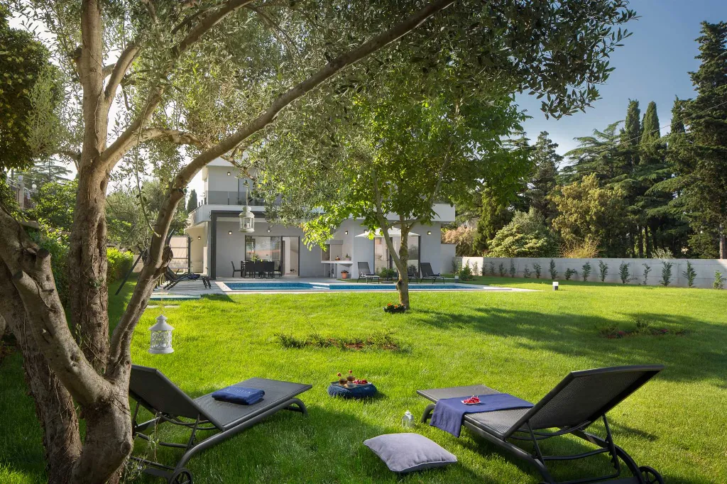 4-Bedroom Villa with Pool and Sea View in Premantura