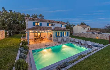 4-Bedroom Villa for 10 Guests in Rojnići