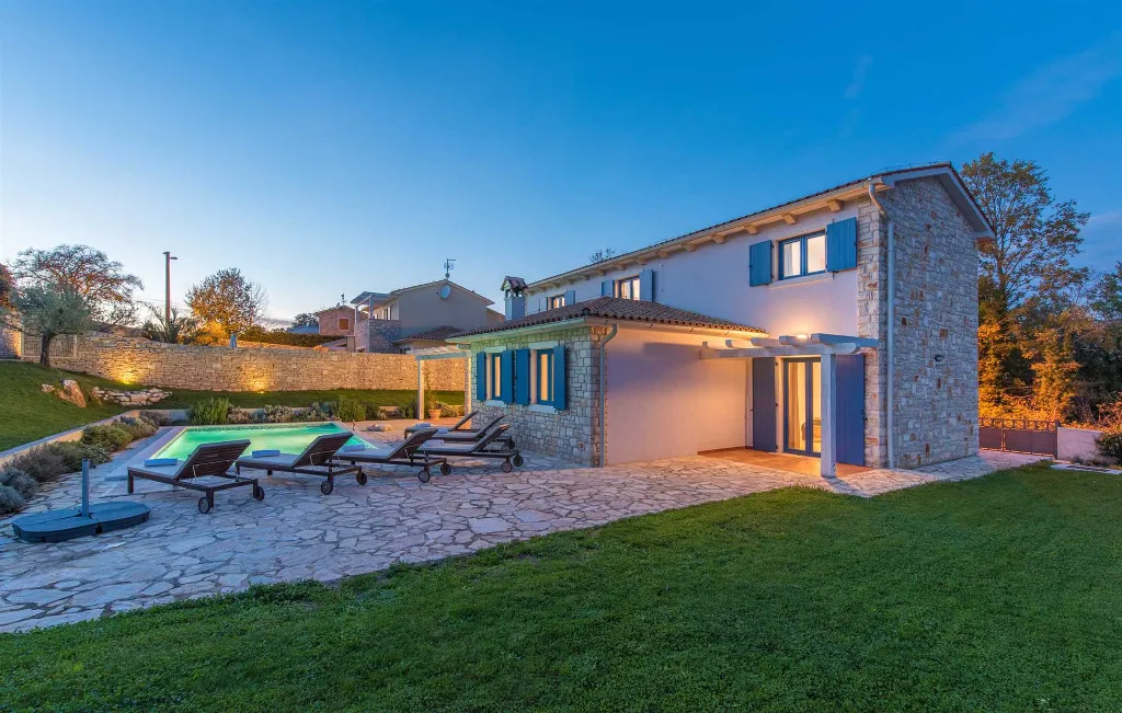 4-Bedroom Villa for 10 Guests in Rojnići