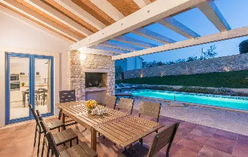 4-Bedroom Villa for 10 Guests in Rojnići