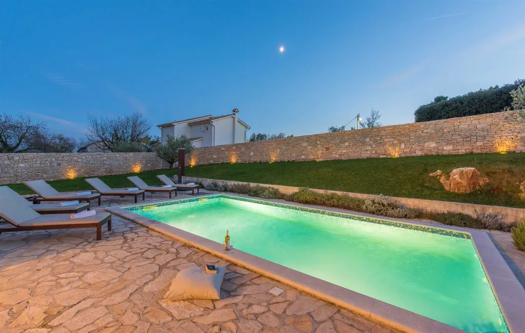 4-Bedroom Villa for 10 Guests in Rojnići