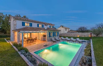 4-Bedroom Villa for 10 Guests in Rojnići