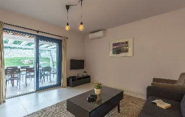 4-Bedroom Villa for 10 Guests in Rojnići